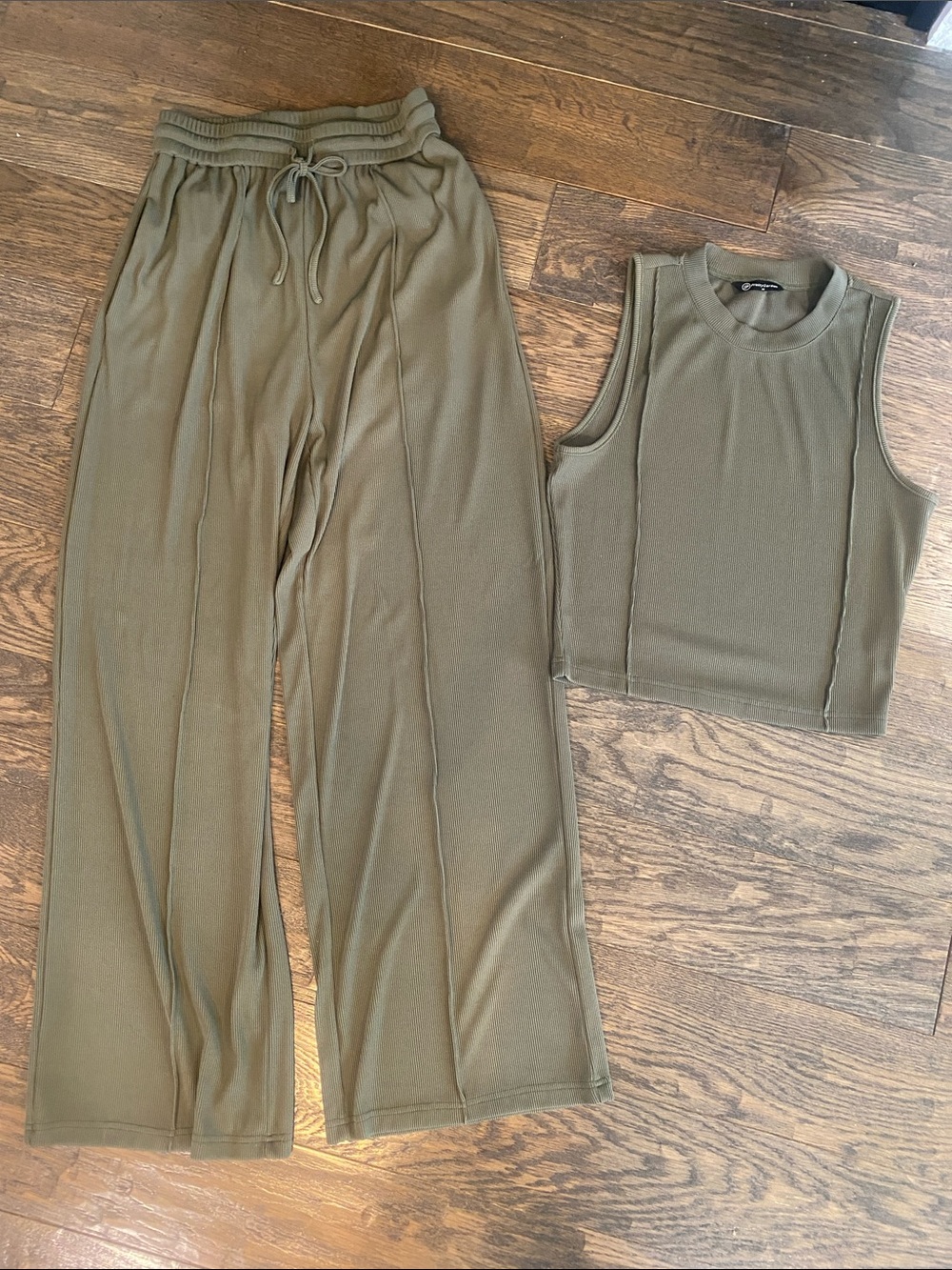 Wide-Leg Drawstring Pants in Olive Green - Picture 3 of 10